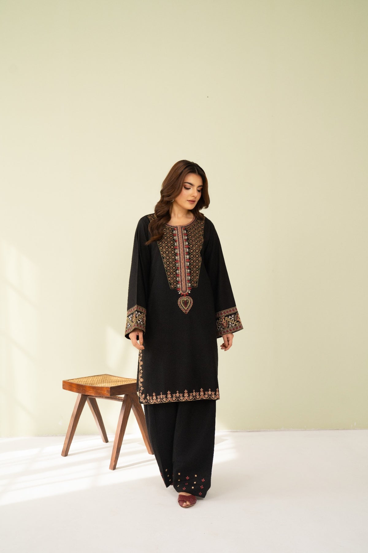 Embroidered 2 Piece Black 0001
